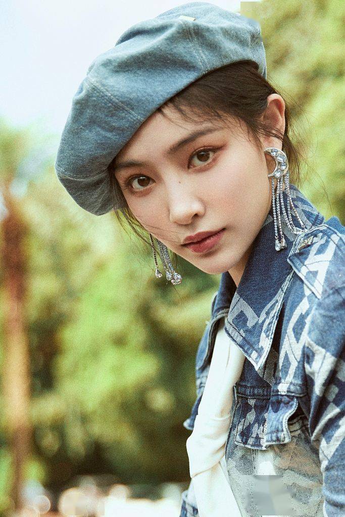 许佳琪发布闪耀吧体育生预热写真穿牛仔套裙俏皮时髦