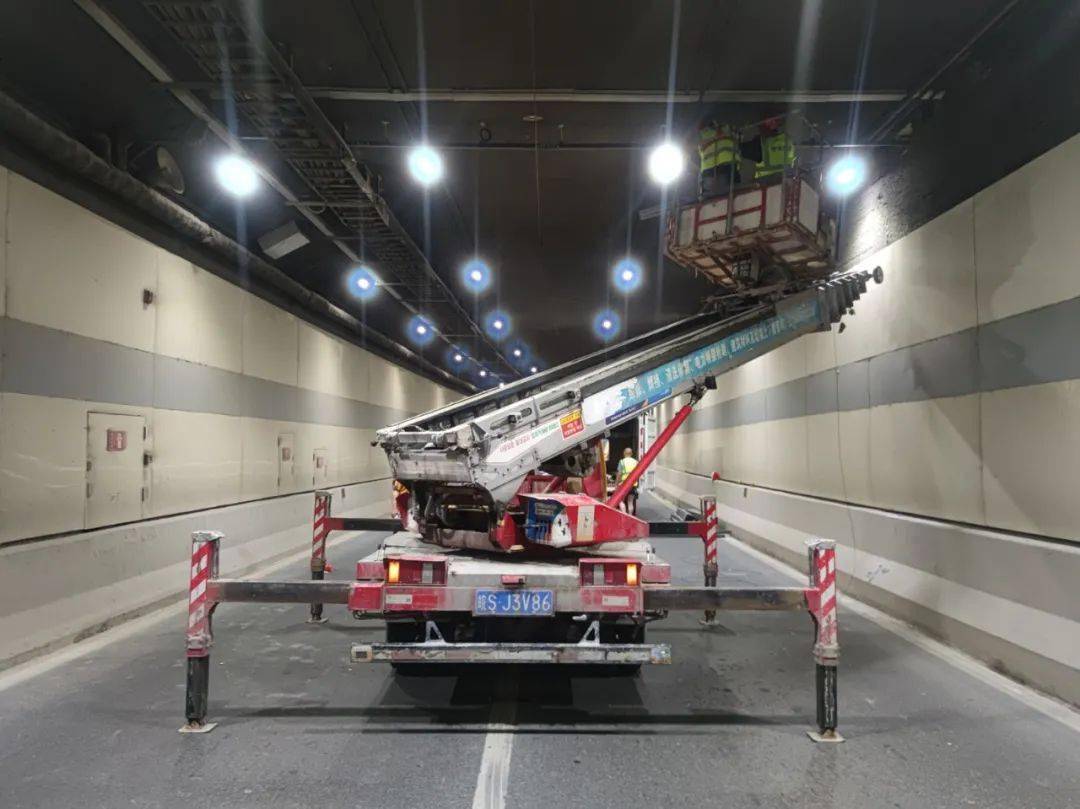 深夜,他们正在给建安路隧道"体检"_施工_检测_谢保磊