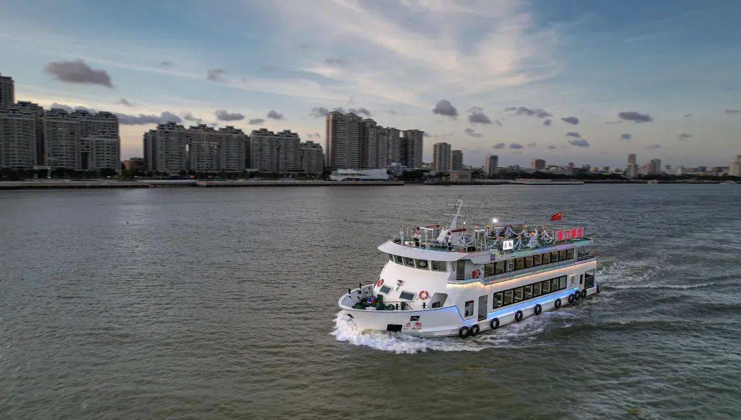 7月25日晚,内海湾观光游船"启勉"犹如海天中璀璨的夜明珠,从广场轮渡