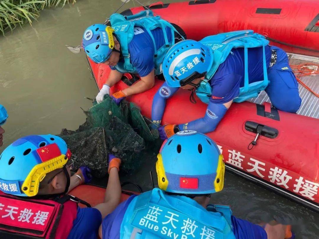 17小时,他们成功打捞溺水身亡妇女_图片_张君彩_蓝天救援队