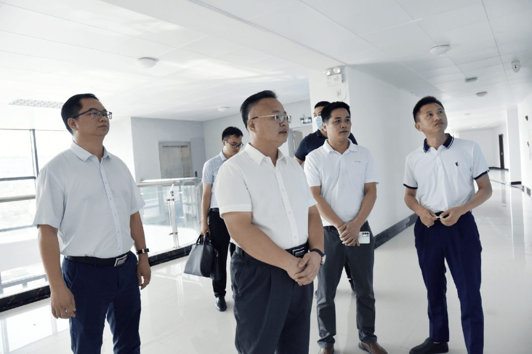 县长陈腾达到县代建项目管理中心调研指导工作