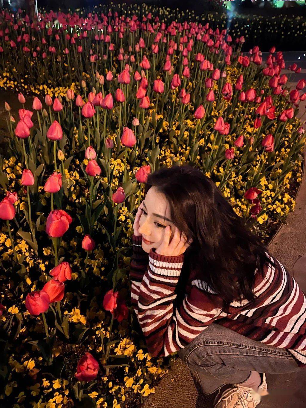 迪丽热巴随拍置身花海双手捧脸娇俏可爱