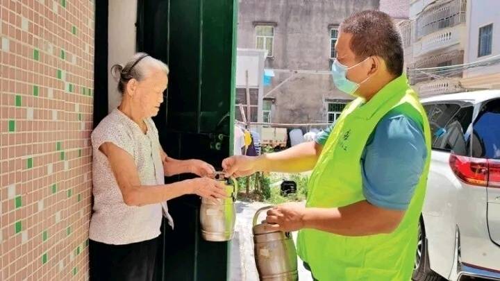 爱心餐送上门!大亚湾区让困难空巢老人吃上热乎饭_项元_服务_午餐