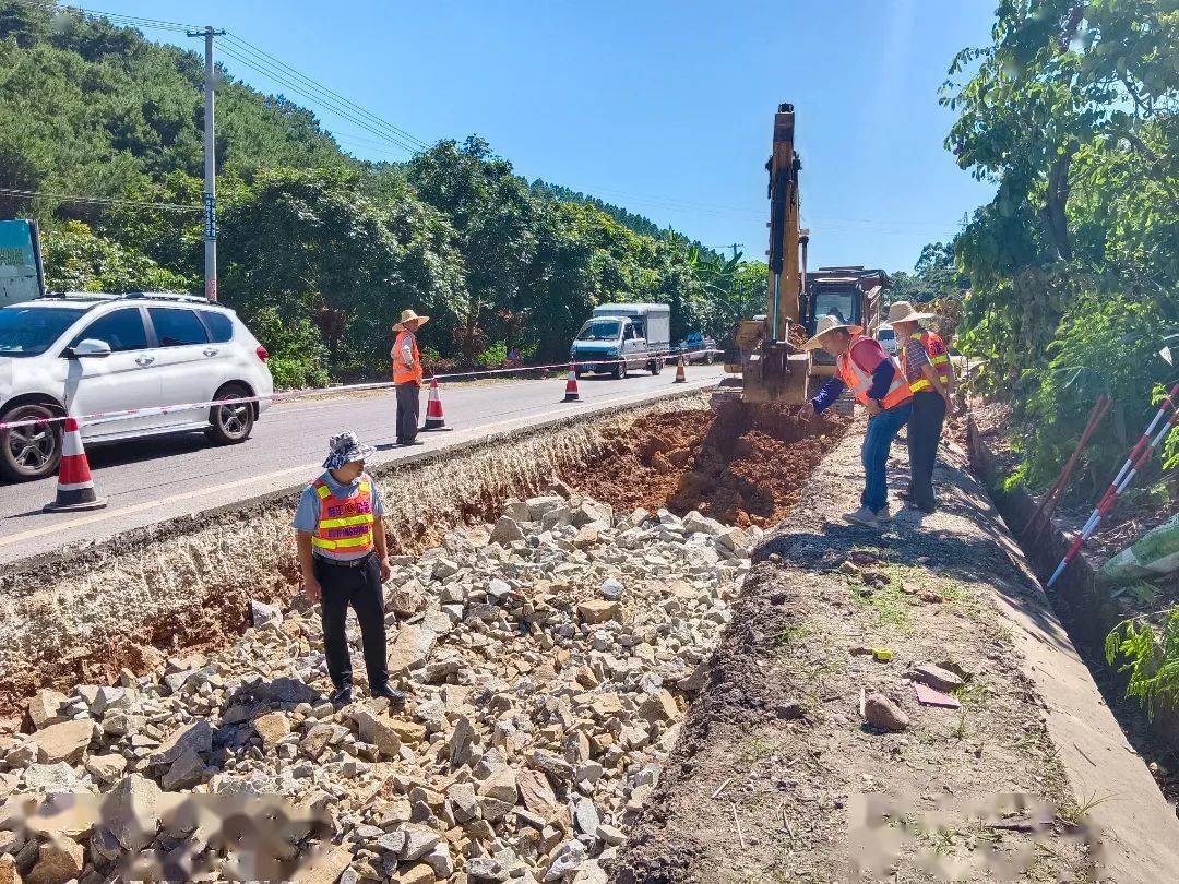 该项目施工内容主要为挖除原路面和基层,换填片石后重新铺筑沥青混凝