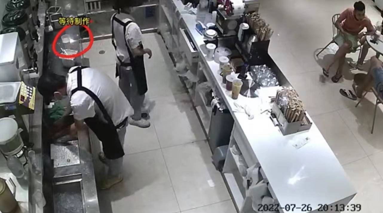 古茗被曝喝出壁虎，从嘴里拿出异物，回应：感到奇怪，正在调查