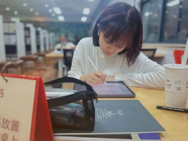 99后女生照片被盗用，因染发被网暴造谣！本人发声
