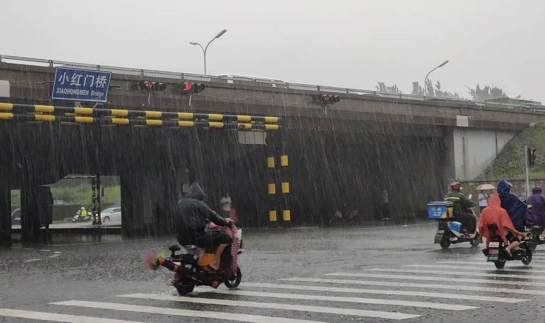 5毫米;城区及全市最大降雨在朝阳黑庄户都市农汇,降雨量达到775毫米