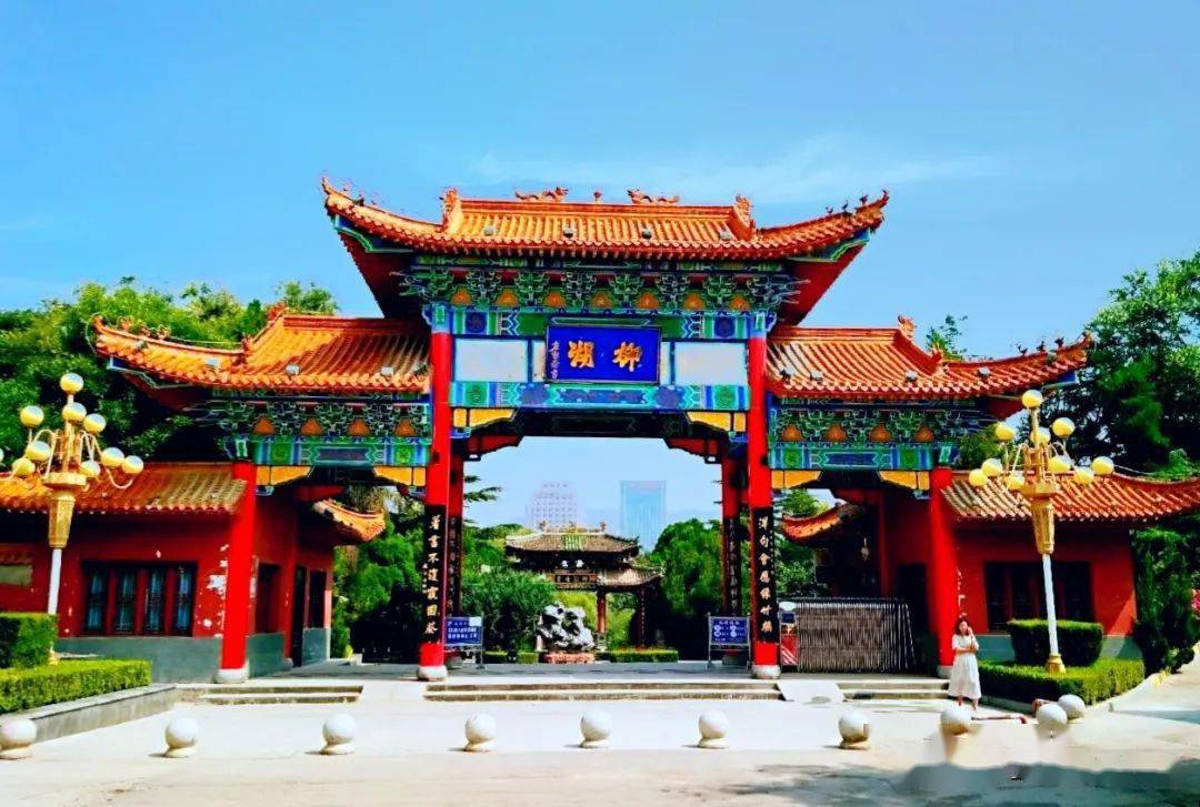 走进柳湖公园,首先映入眼帘的是雄伟壮观的仿古大门.