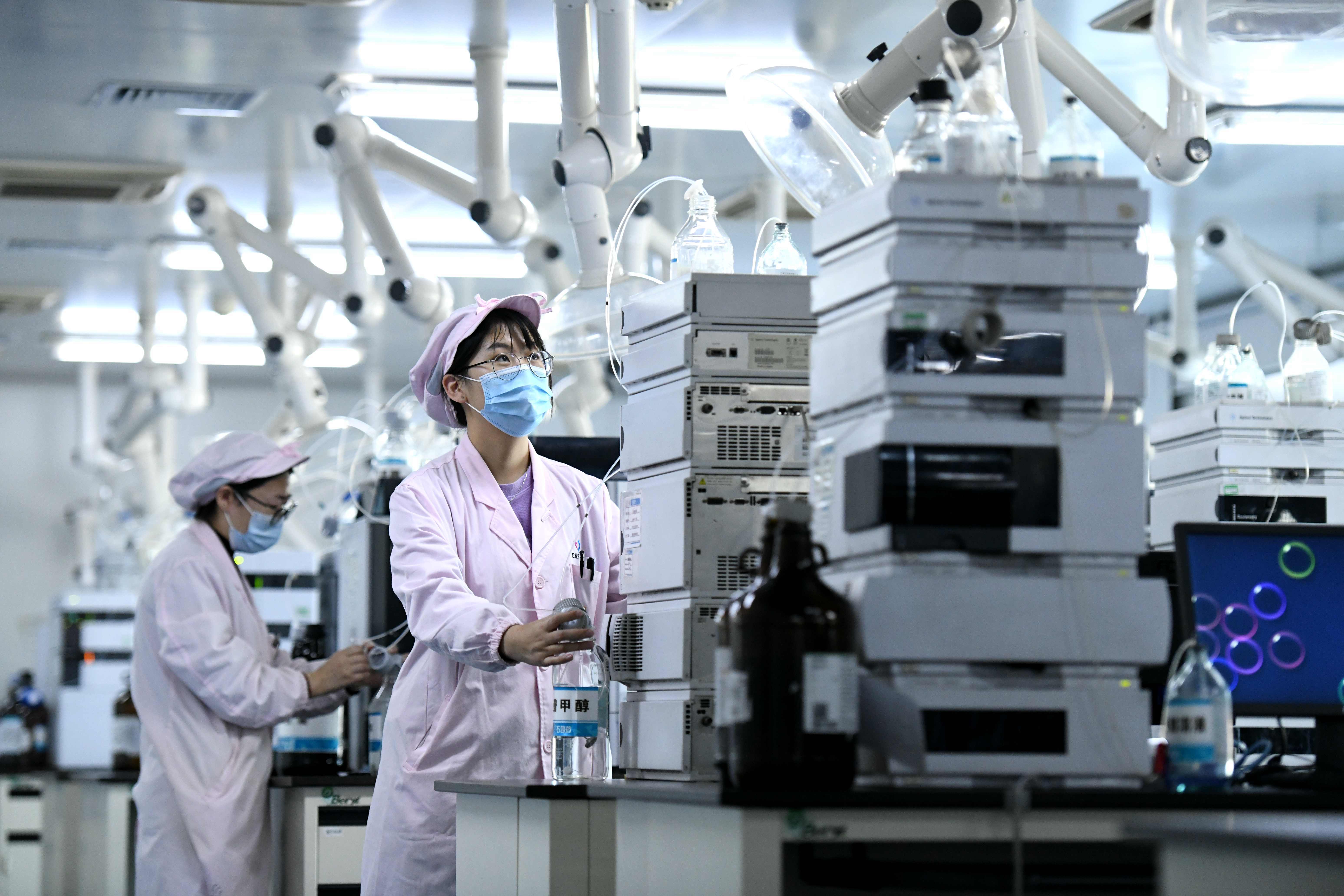 图为石家庄市一家医药生产企业检测车间.