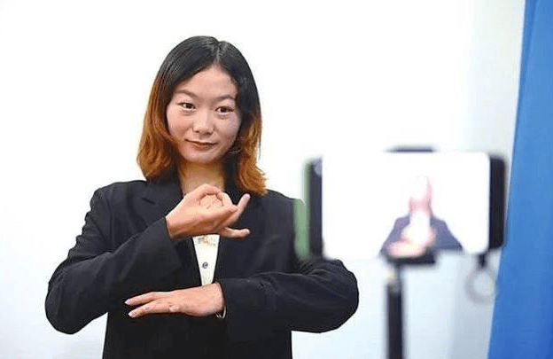 在指尖搭建起无声世界的桥梁:致所有手语工作者_聋哑人_唐帅_父母