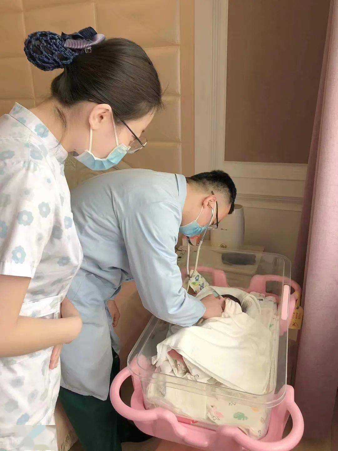 月子中心拥有一整套产后知识体系一对一给宝妈及家人进行科学指导让