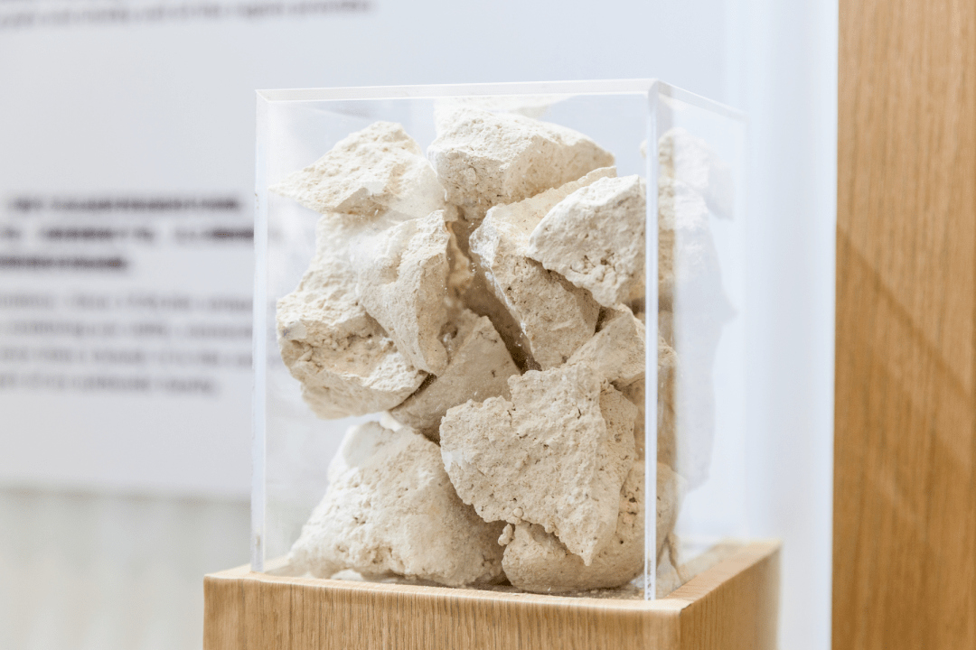 为每一个来宾讲述了人头马对风土的珍视纯净的白垩土屏幕展现着大,小