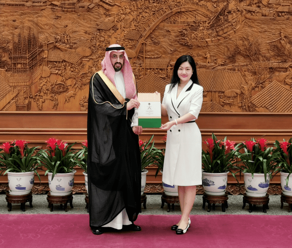 外交部礼宾司副司长王敏接受沙特新任驻华大使哈勒比递交国书副本