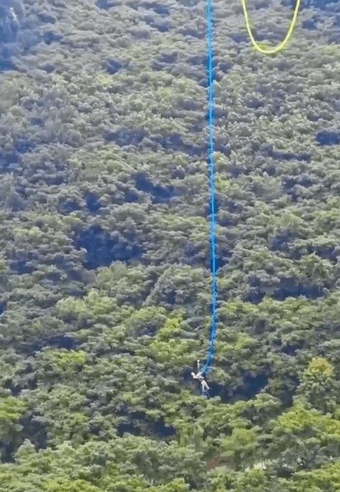 游客蹦极遇停电被悬吊空中，景区：半小时内手动拉升上来，近几日因下雨已暂停开放