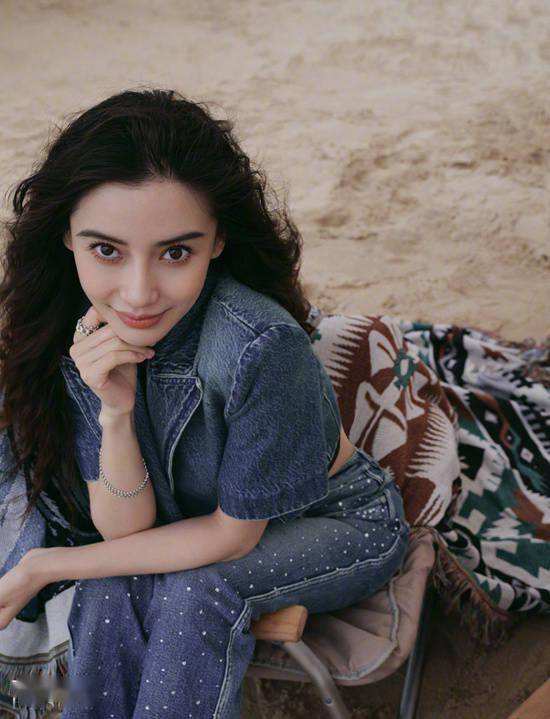 angelababy曝海边大片羊毛卷发型尽显港风韵味