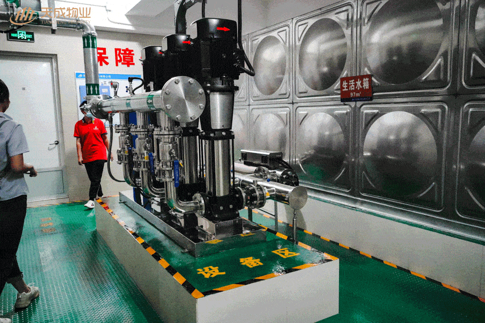 随后大家依次对消防泵房,生活水泵房,高压配电室,电梯机房,高位水箱间