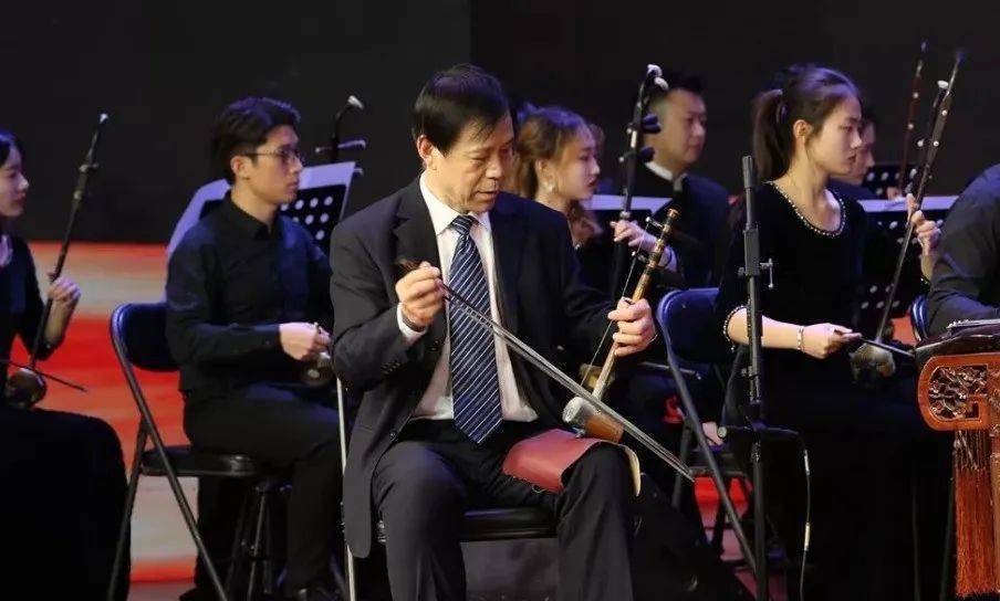 g1 弦(反二簧),g ,d1 弦( 二簧),a ,e1 弦(西皮)和d1 ,a1 弦(反