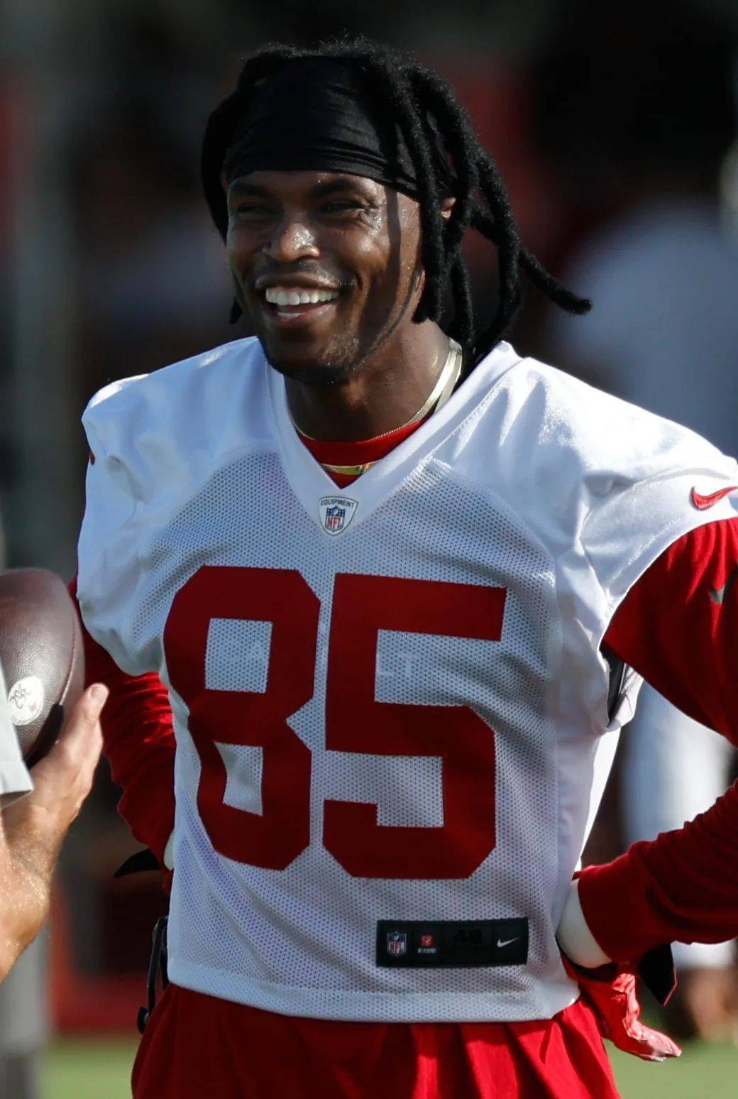 胡里奥-琼斯抵达坦帕湾参加海盗训练营!_坦帕_琼斯_胡里奥