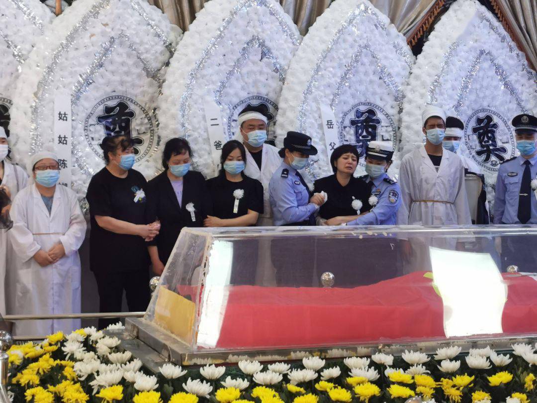 上午10時,陳勇同志遺體告別儀式正式舉行.現場莊嚴肅穆,哀樂悽楚低迴.