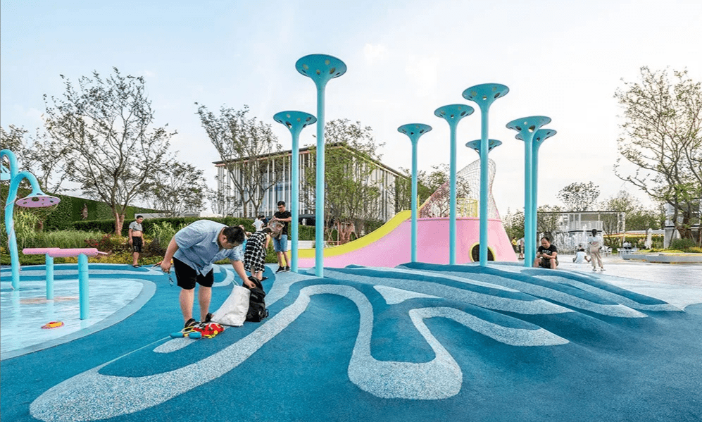 在儿童游乐场地中,铺装既划分了儿童活动的区域,同时又为空间增添了不