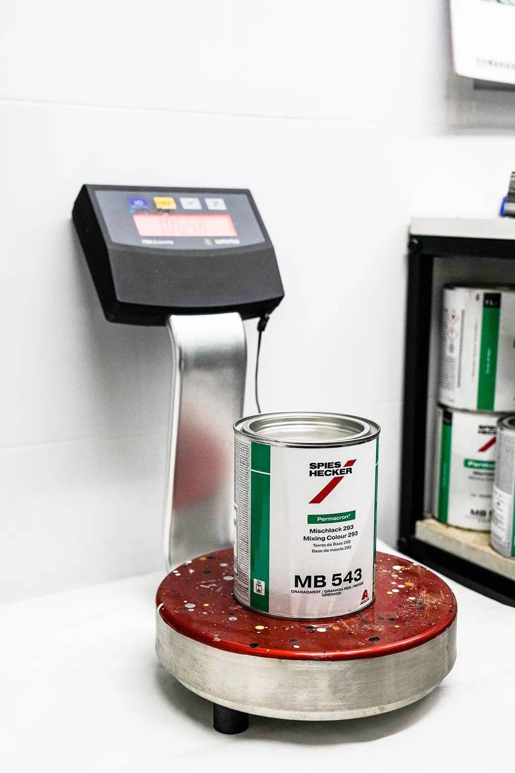 上百款色母根据17位车架号查询原厂油漆配方,并按固定比例调配色漆