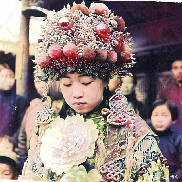 图为饭庄老板的女儿,上门女婿身披凤冠霞帔的新娘子,不知道是什么原因