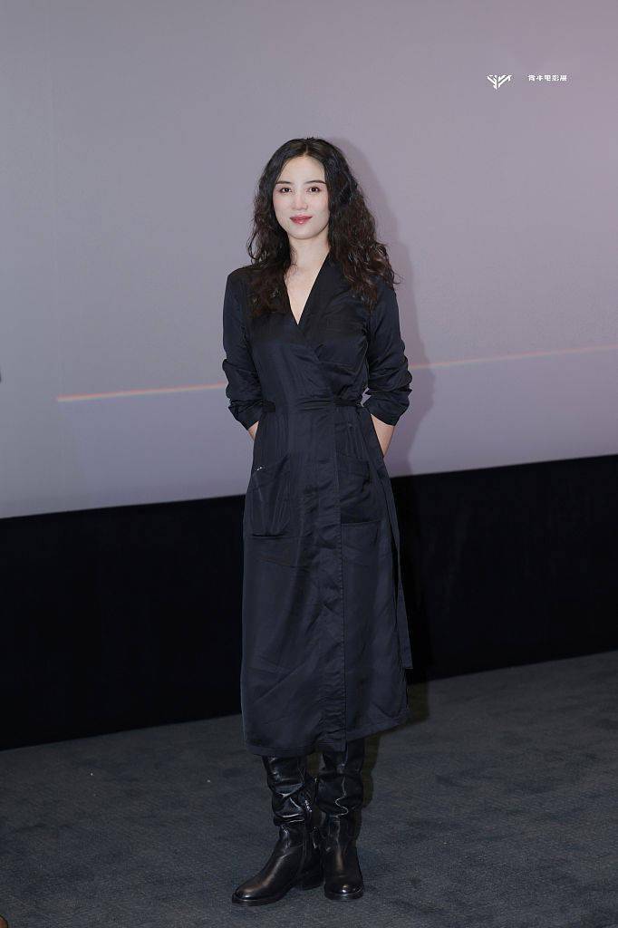 宋佳出席first青年电影展 梳大波浪解锁别样风格_卷发_连衣裙_黑色