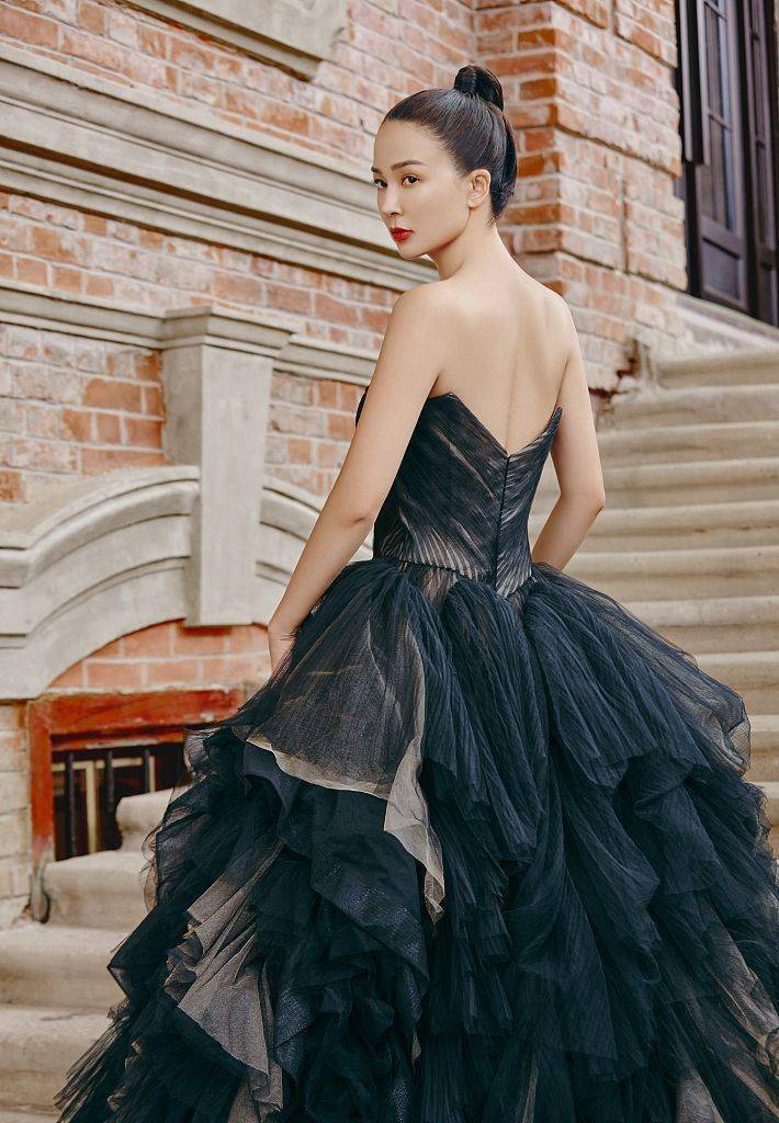 姚星彤拍摄黑色抹胸纱裙造型质感大片游走暗黑风古堡内似公主