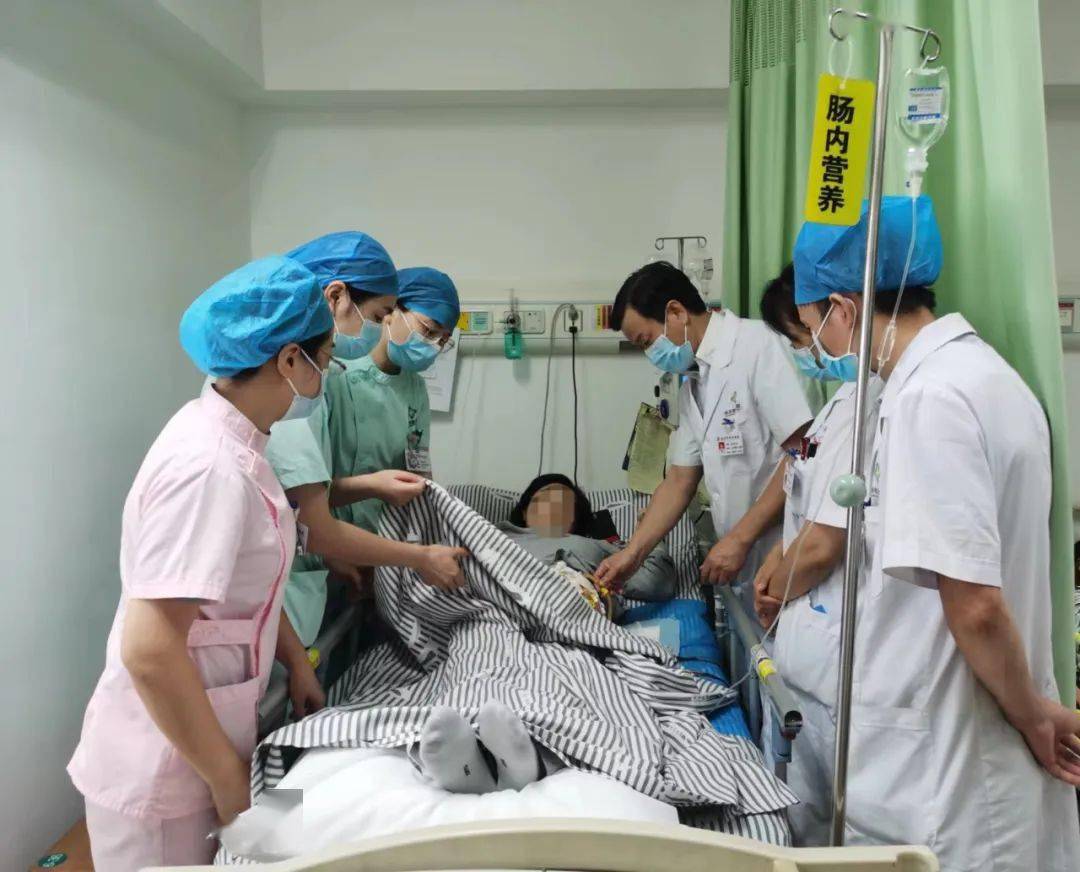 此时,新生儿科主任和护士长,麻醉科主任已经做好了抢救新生儿的准备.