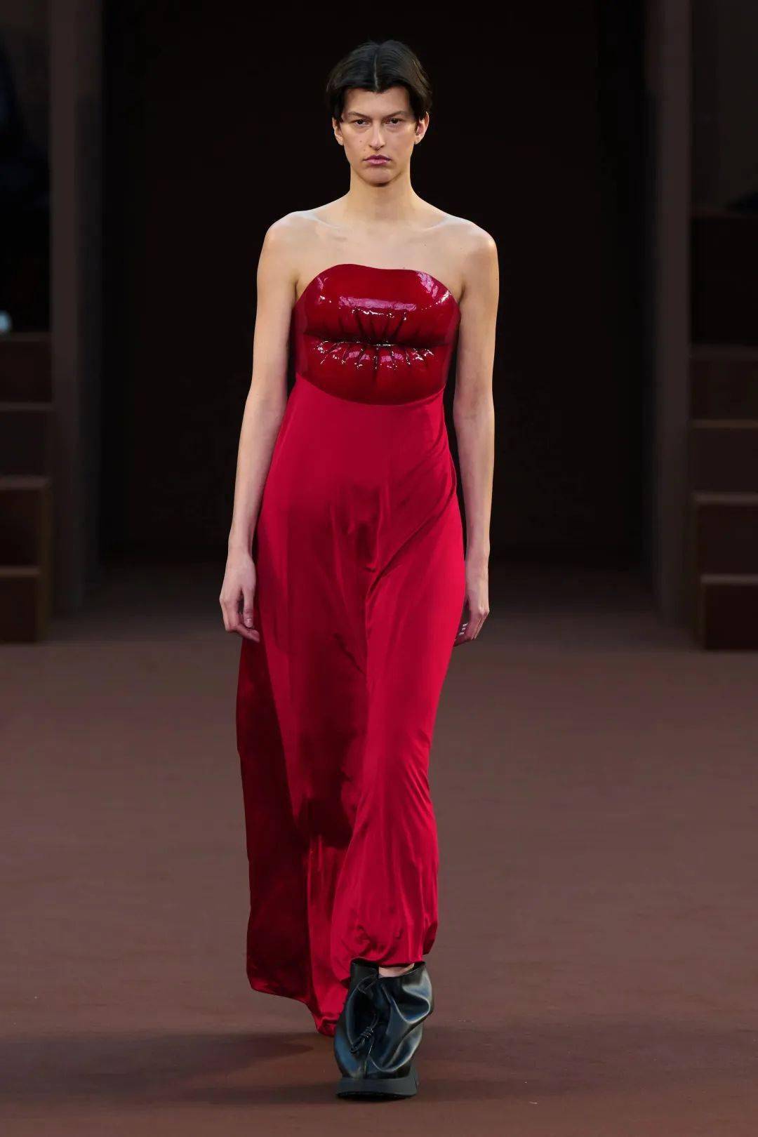 限制级乳胶衣回潮顶流icon们为你演绎22年最性感时装