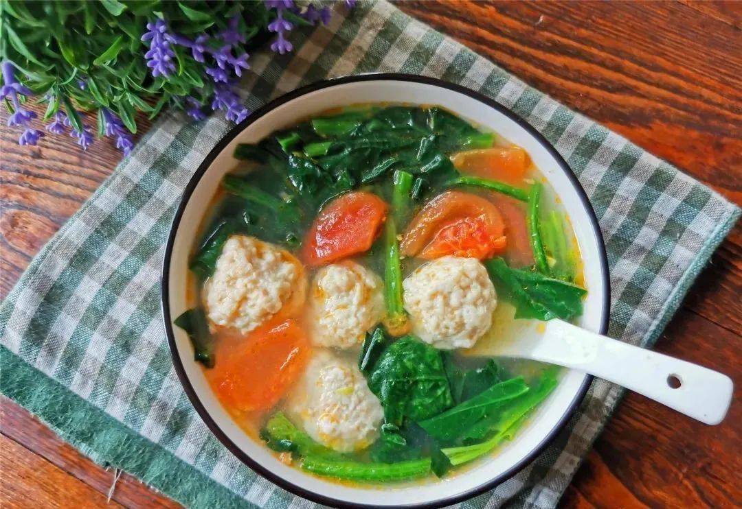 菠菜丸子汤,味道鲜美,营养开胃_汤匙_西红柿_女人