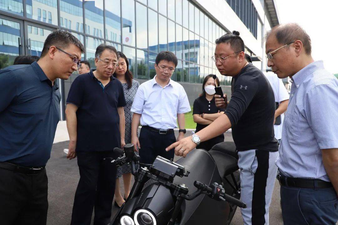 淄博综保区发展服务中心主任,党组书记刘大力,人社中心主任李娜等陪同