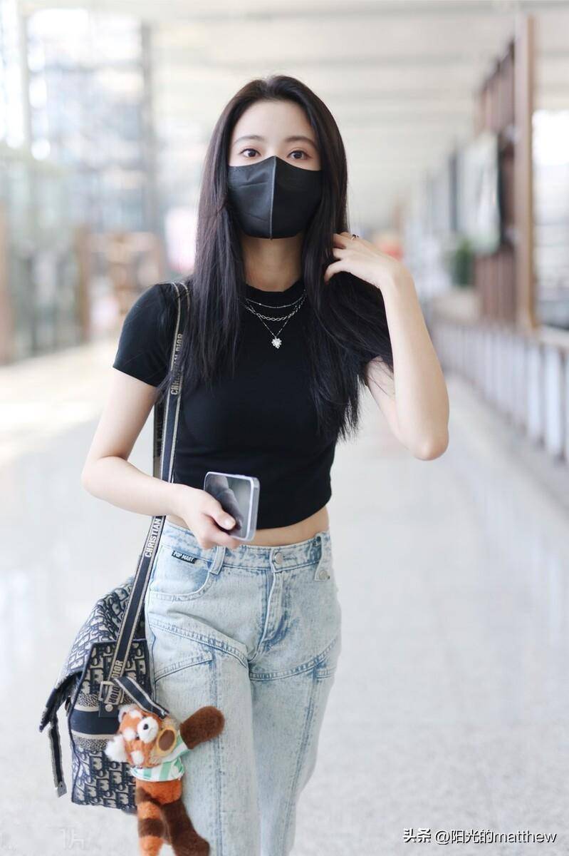 街拍:孙珍妮黑色t恤 开衩牛仔裤性感清爽_dior_机场_上海