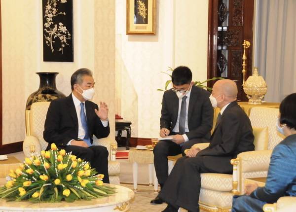最新！柬埔寨国王西哈莫尼、首相洪森会见外长王毅