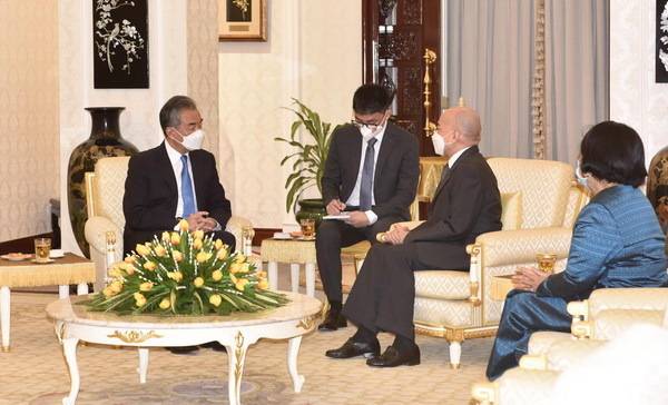 最新！柬埔寨国王西哈莫尼、首相洪森会见外长王毅