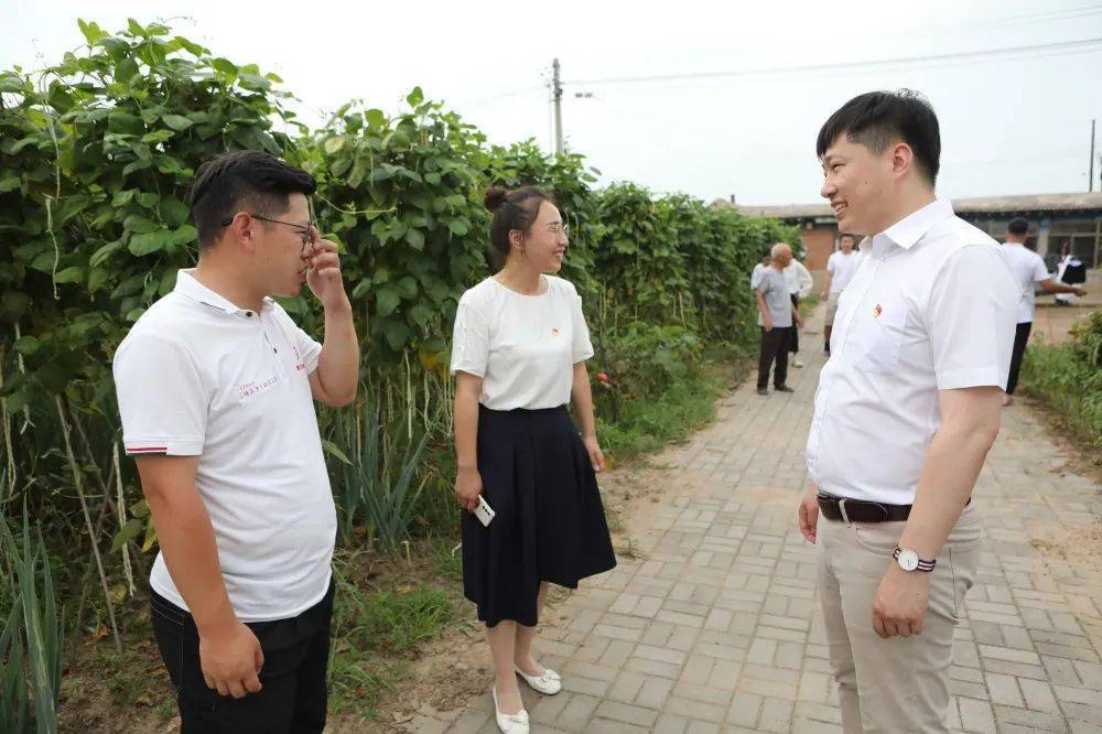 仪式结束后,法库团县委书记刘飒及辽宁传媒学院副校长宋喜仁一行来到