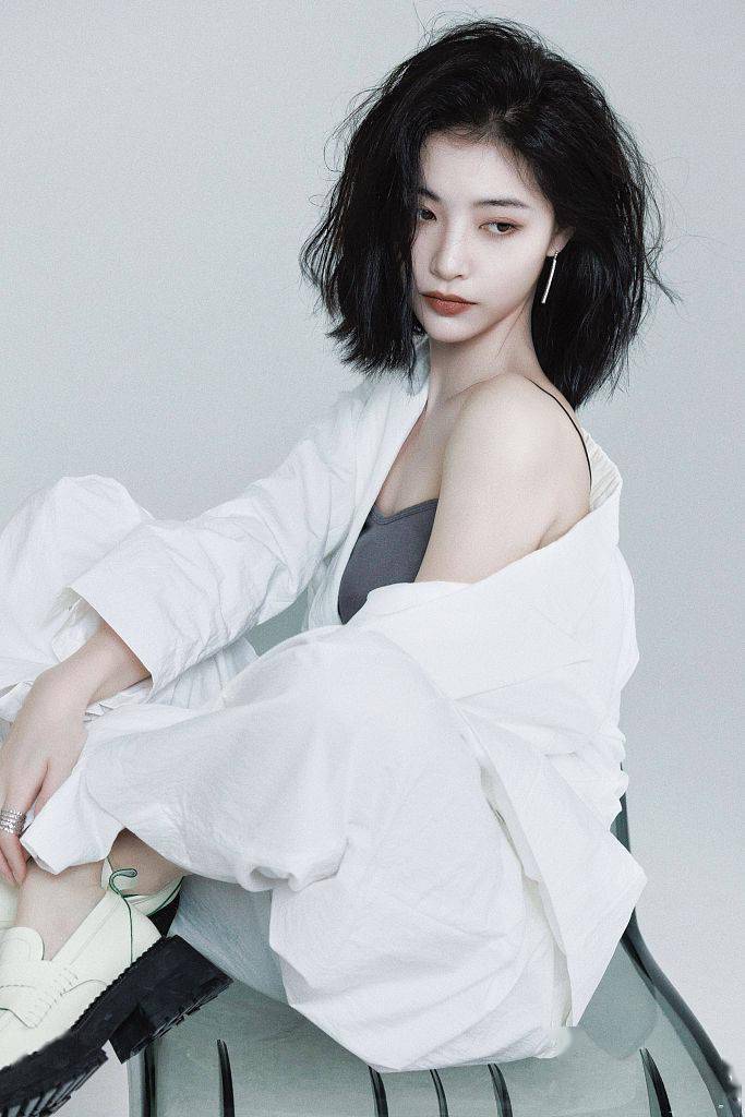 许佳琪发布简约风七夕写真穿白色西装中性造型酷炫