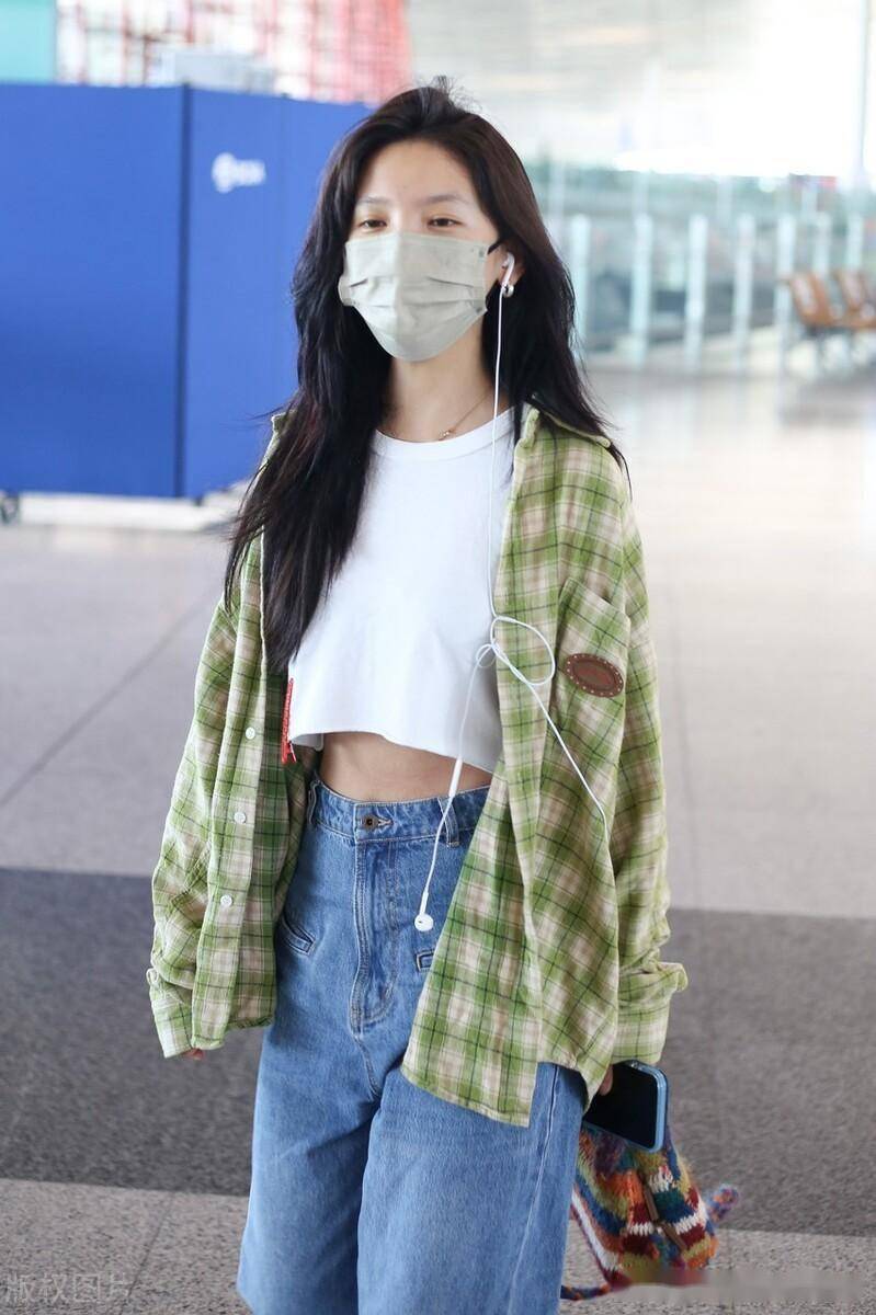 街拍章若楠绿色格纹衬衫白色背心牛仔裤清新休闲