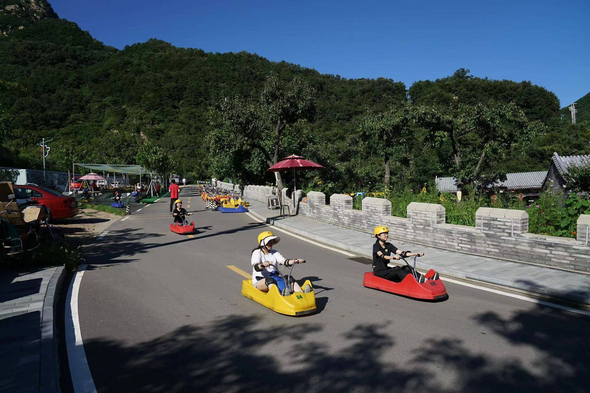 平谷梨树沟休闲小镇,游客体验山地滑车.