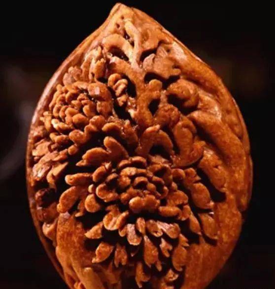 桃子谁都吃过可是如此劲爆的桃核雕刻谁见过