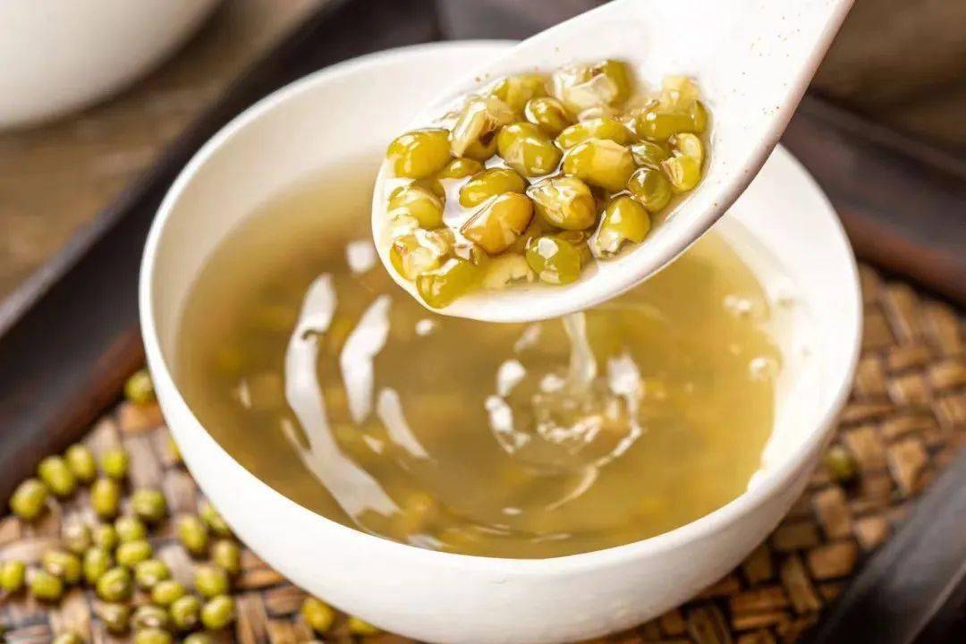 多年后,祖父祖母早已作古,那些年一家人围坐一起喝绿豆汤的场景成了
