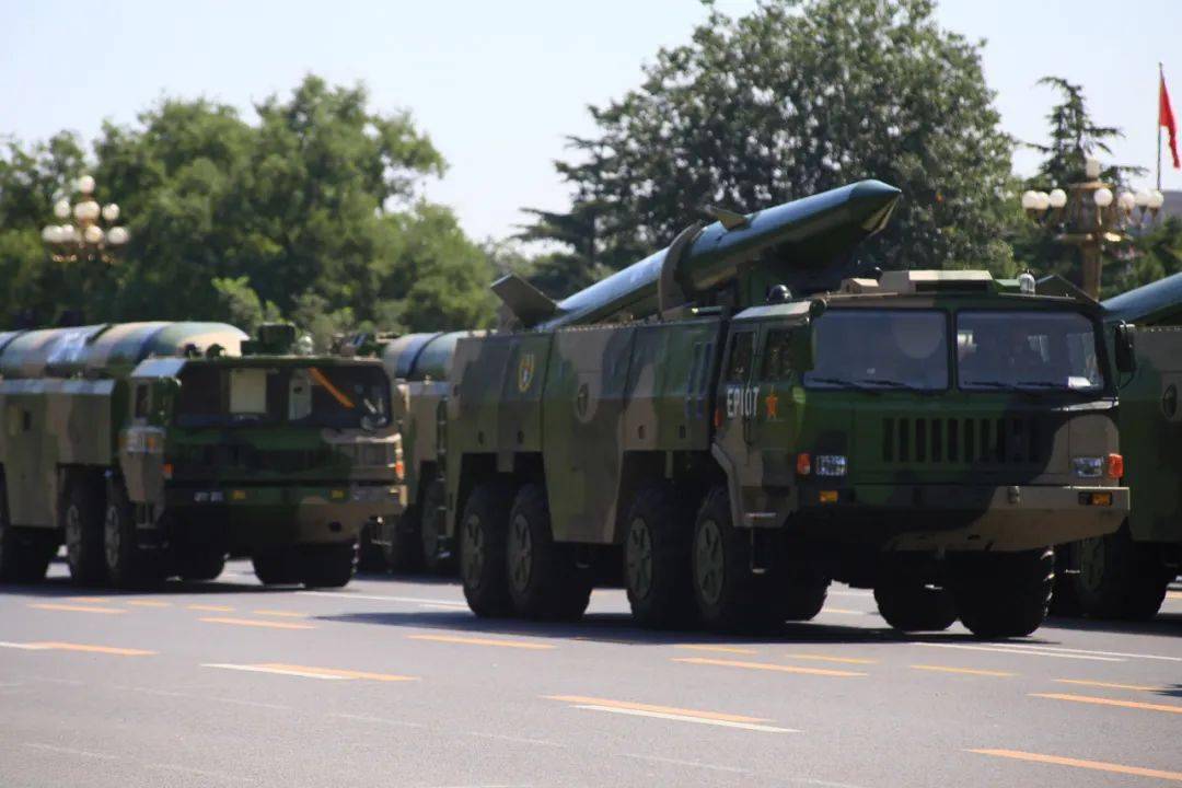 導彈方隊著名的東風-41就是典型的陸基機動固體燃料彈道式洲際核導彈