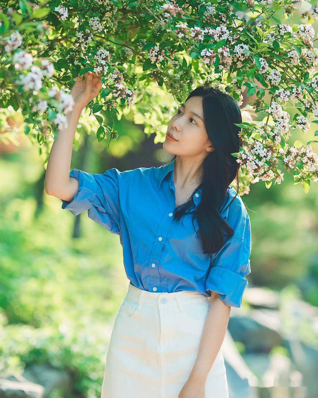 优雅大方的6个拍摄姿势,非常适合中年女性,拍出知性美