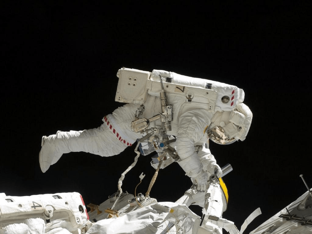 突发美国宇航员出舱活动遇状况nasa紧急叫停所有太空行走任务