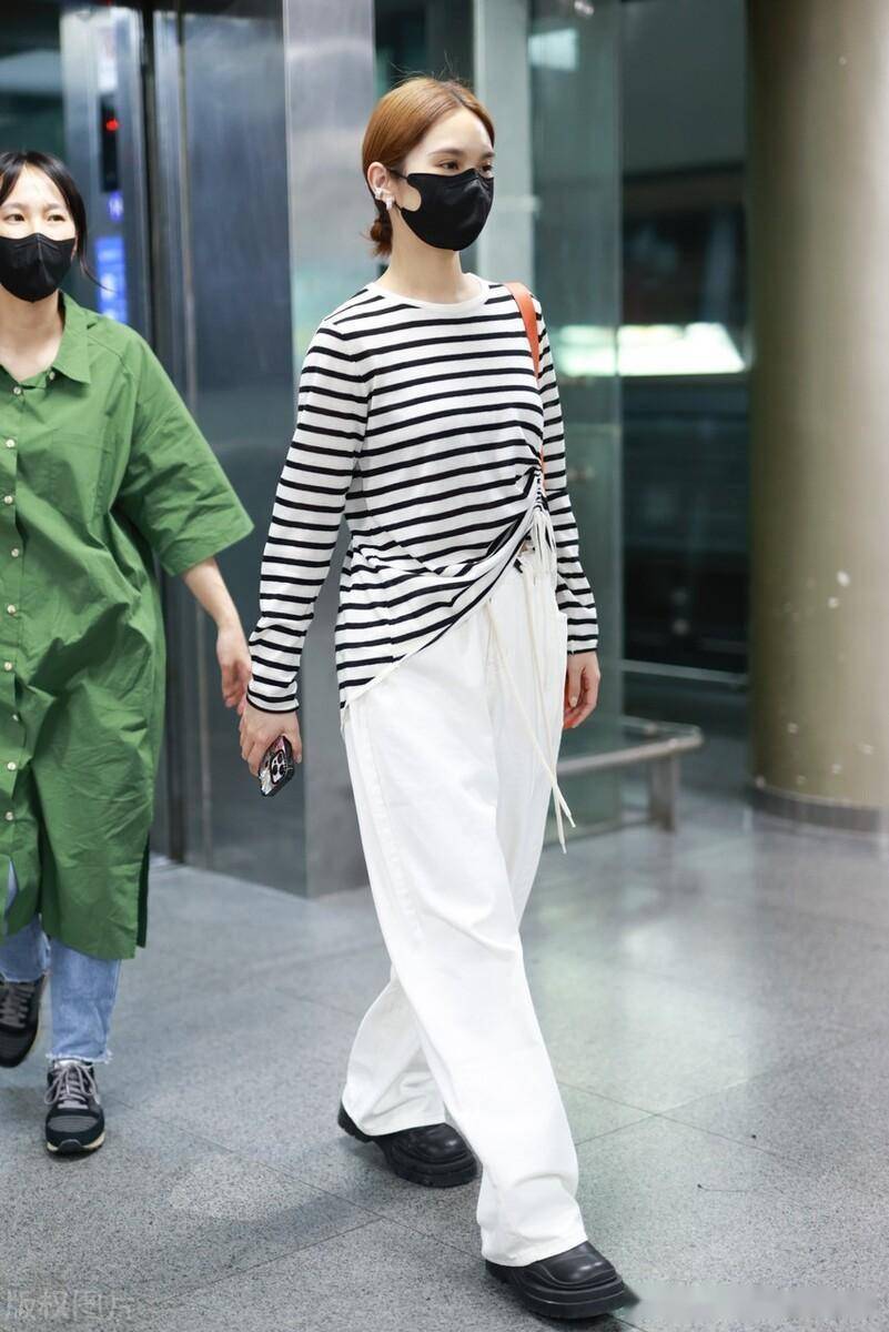 街拍杨丞琳海魂衫长袖t恤白色阔腿裤黑色运动鞋休闲随性