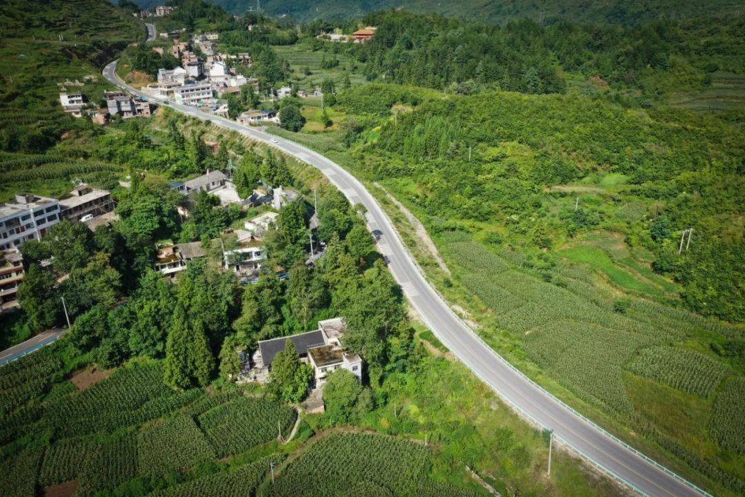 海子街至吉场公路昨日通车
