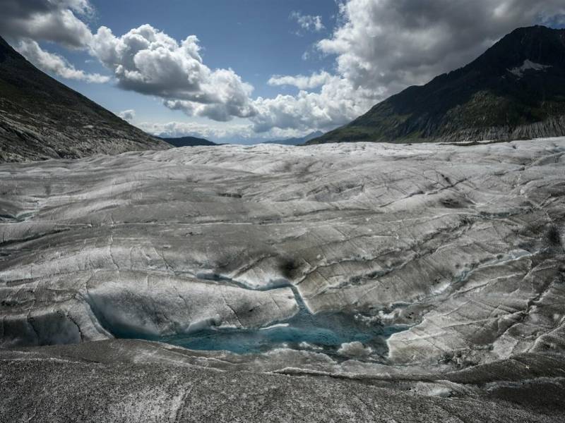 瑞士冰川融化，惊现54年前坠毁飞机残骸！此前从未找到