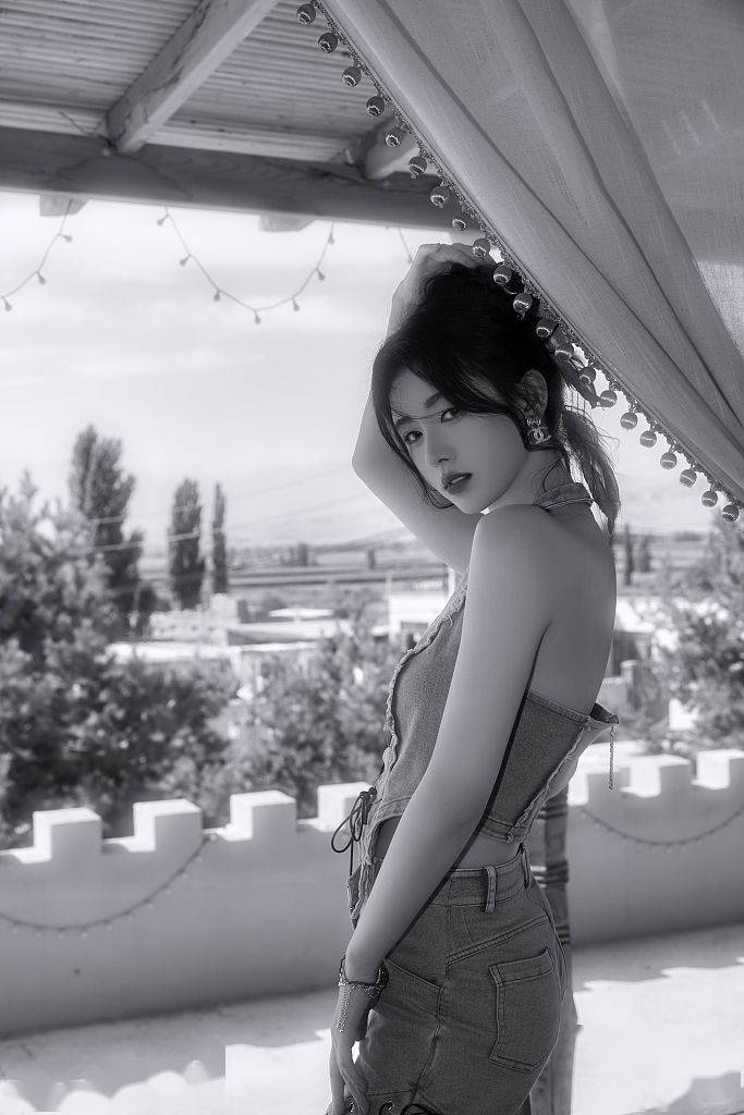 鞠婧祎发布牛仔装旅行随拍徜徉向日葵花海怡然自得