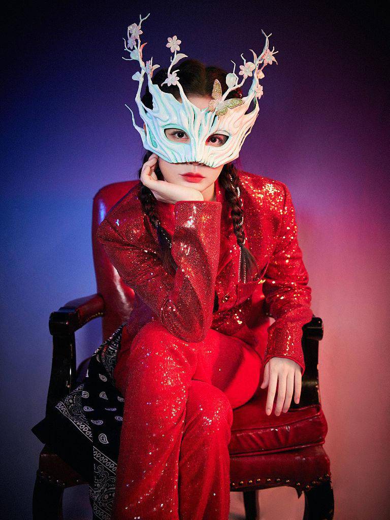 徐梦洁发布红色套装面具写真炫酷魅惑诱惑力满分