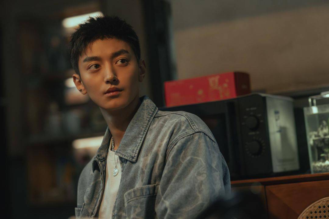 随着《天才基本法》的热播,新生代演员王宥钧凭暖阳般的真挚表演走进